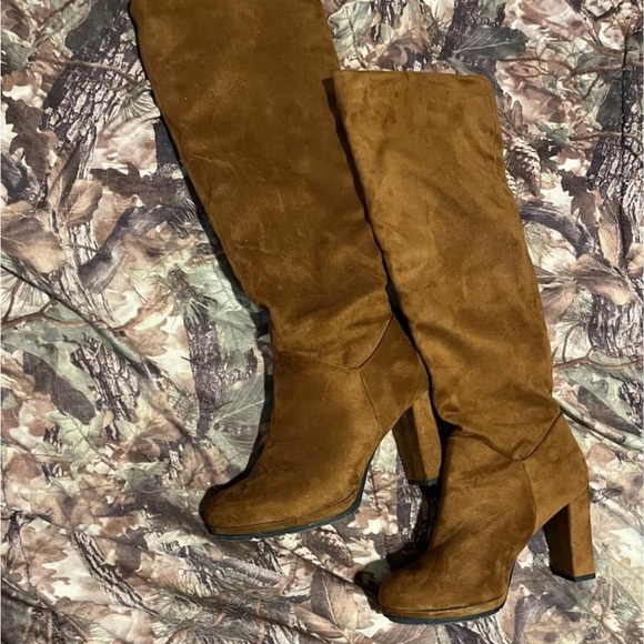 Le chateu brown boots / heels in size 9 or 39 - Picture 1 of 3